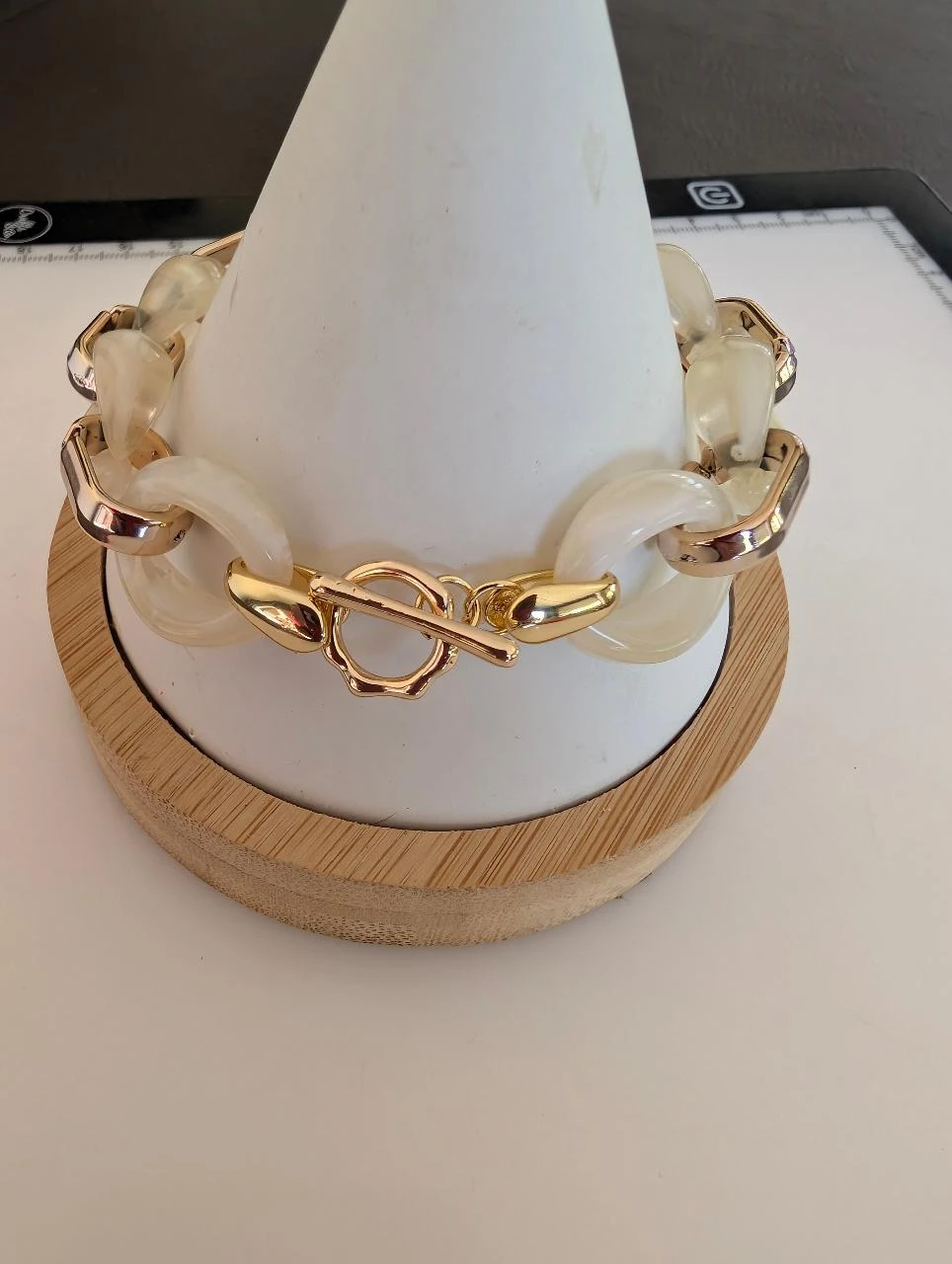 Bracelet en chaîne gros maillons acrylique de couleur beige